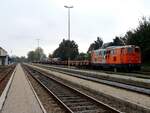 2143 032-8(RTS) wartet mit dem  ALU-Zug  im Bhf. Ried eine Personenzugkreuzung noch ab; 211018