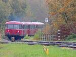 4Tlg. Uerdinger-Schienenbusgarnitur der PEF, verlässt in herbstlicher Umgebung, am Weg nach Hallstatt, gerade den Bhf. Ried; 241019