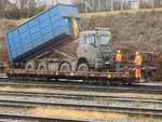 Transportwagen 80 81 9770 603-5 mit LKW samt Abrollcontainer zur Hackschnitzelaufnahme im Bhf. Ried; 250127