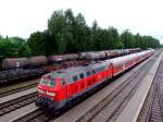 218 463-8 durchfhrt bei strmenden Regen mit D16265(Sonderzug Simbach/InnLinzHbf) bestehend aus 4Bn  den Bhf. Ried i.I.; 090516