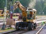  Schienenbagger  in voller Fahrt; Bhf.