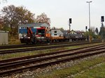 ROBEL 99 81 9130 005-7, bzw. X630-505-6 mit Flachwagen im Bhf. Ried; 161027