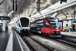 Während links 4110 114 als west 969 auf die Abfahrt nach Wien Praterstern wartet, fährt links 4024 108-5 als S3 25718 (Schwarzach-St. Veit - Bad Reichenhall) in den Bahnhof ein.
Aufgenommen am 26.7.2018, in Salzburg Hbf.