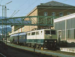 Lok 111 019 rangiert am 7. September 1980 zwei Kurswagen an den  Austria Express  Amsterdam - München - Klagenfurt. Die Lok bleibt bis Klagenfurt am Zug, in den Steigungen der Tauern-Eisenbahn unterstützt durch eine ÖBB-Lok als Vorspann. 