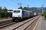 Das blaue Zebra 185 662 und die 186 285 durchfahren mit einem KLV-Zug am 30.7.2024 die Haltestelle Salzburg Süd von Deutschland kommend Richtung Italien.