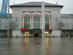 Das Gebude des Hbf Salzburg bei Regenwetter. Seltsamerweise hat man diesen sulenartigen Klotz dort hingestellt, wahrscheinlich, um meine Bildsymmetrie zu ruinieren; aber im Ernst, ich nehme an, dass er bei Nacht angestrahlt wird und so den Platz erhellt, im Internet habe ich dazu keine Fotos gefunden.
Der Hauptbahnhof Salzburg soll 2009 - 2013 fr ca. 100 Mio. Euro umgebaut werden. [12.02.07]