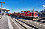 V 86 (2000 086-6) der SLB durchfährt mit einem Güterzug, bestehend aus Wagen von DB RAILION, den Salzburger Hauptbahnhof.