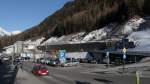 Blick auf den neuen Bahnhof von St.Anton (4.3.11). Der Eingang ist neben dem gelben Bus, die Gleise auf Hhe des BB-Schriftzugs.