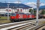 1293 022 und 036 mit Güterzug bei der Durchfahrt durch den Bahnhof Villach-West nach Süden.
Villach Westbahnhof, 15.08.2019