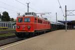 Im Bahnhof Villach Hbf steht die 1110.505 des Vereins ProBahn Vorarlberg mit dem SEZ16234 von Wien Westbahnhof nach Lienz und wartet am regnerischen 14.9.2024 auf die Weiterfahrt.