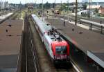 Ausfahrt des R 3018 nachgeschoben mit 1016 047 aus dem Bahnhof Wels am 30.