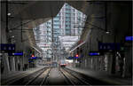 Auf Bahnfoto-Tour durch Wien - eine Chronologie (Do. 06. Feb. 09:14)

Zwischen den Bahnsteigdächern der Gleise 6 und 7 im Wiener Hauptbahnhof blickt am hinaus auf ein Hochhaus der umgebenden Bebauung.

06.02.2025 (M)