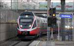 Auf Bahnfoto-Tour durch Wien - eine Chronologie (Mi. 05. Feb. 17:06)

An der Donauuferbahn liegt die untere Ebene des Bahnhofes Wien-Handelkai. Hier ist das nördliche Ende der S45 die auf der ehemaligen Stadtbahn-Vorortelinie nach Hütteldorf fährt. 

Die Vorortelinie wurde 1898 von Hütteldorf nach Heiligenstadt in Betrieb genommen, der Personenverkehr wurde aber 1932 und der Güterverkehr 1975 eingestellt. Die Strecke wurde für den S-Bahnbetrieb am 31.05.1987 reaktiviert und 1993 von Heiligenstadt zu einer vorläufigen Station an der Florisdorfer Brücke verlängert und 1996 zum neuen Bahnhof Wien-Handelskai verlängert. Sie könnte weiter auf der Donauuferbahn bis zu einer Station Praterkai verlängert werden.

Im Bild verlässt ein Talent-S-Bahnzug nach Hütteldorf das Wendegleis und fährt in den Bahnsteig ein. Diesen Zug habe ich bis Wien-Hernals benutzt um dort in eine Straßenbahn der Linie 43 umzusteigen, die mich dann zu meinem Hotel brachte. Die akustischen Ansagen im S-Bahnzug waren dabei um eine Station hinterher. Aber da mir trotz schon einbrechender Dunkelheit dies aufgefallen war, verpasst ich nicht den Ausstieg am Bahnhof in Hernals. 