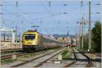 An der Baustelle vom neuen Hauptbahnhof vorbei, fhrt 1216 210  Kapsch  mit EC 78  Gustav Klimt  von Graz nach Prag. 
Wien Ost 22_4_2012
