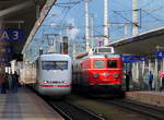 Generationtreffen in Tirol: auf der Gleis 3 kann sieht man eine ICE, und auf der Gleis 4 ist die innsbrucker 1110.505 mit einem Sonderzug nach Hopfgarten.
Wörgl, 24.08.2008.