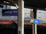 Bereits am 10. Dezember 2006 wurde der Bahnhof Wörgl zum Hauptbahnhof Wörgl. Das Bild - aufgenommen am Doppelbahnsteig 6 und 7 - zeigt die Umbeschilderung vom alten, königsblauen und ovalen Design der Österreichischen Bundesbahnen zum neuen, dunkelblauen und rechteckigen.