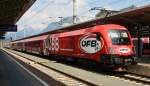 Der neue Railjet mit 1116 225-4 der ÖBB mit Werbung für den ÖFB hält am 12.6.2015 in Wörgl, auf dem Weg von Innsbruck nach Wien West.