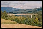 Die Jauntalbrücke ist 429 Meter lang und 96 Meter hoch und zählt zu den größeren Eisenbahnbrücken in Österreich. Am 8.08.2002 fährt R4531 bespannt mit einer 2043 über diese Brücke. 