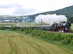 Ein Sonderzug gezogen von der 01 533 war am 17.05.2007 bei bescheidenen Wetterverhltnissen von Salzburg nach Graz unterwegs.Zu sehen auf dem Bild ist der Zug in Schlierbach Richtung Sden.