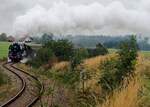 01.1533-7 schnauft mit SR17594 auf der geschwungenen Hausruckbahnstrecke dem gleichnamigen Waldrücken entgegen; 120929