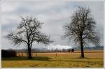 Die in 01 1533 umbezeichnete GEG Lok 01 533 mit dem IGE Sonderzug E 16188 aus Hersbruck ber Simbach, Ried und Attnang-Puchheim nach Freilassing am 28.2.2009 kurz vor der Durchfahrt in Geinberg.