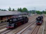 01 1533-7 und 01 0509-8 bei einer Scheinanfahrt im Rieder Bahnhof;110613