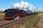 GEG 01 533-7 Schnellzuglokomotive, ist mit dem SR17387 am frhen Morgen des 04.10.2013 zwischen Himberg und Gramatneusiedl ber Wr.