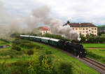 Die 310.23 (kkStB 310) mit einem Sonderzug von Trenčianska Teplá nach Lednické Rovne verlässt den Bahnhof Nemšová.
18.09.2021.