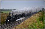 310.23 und 109.13 mit ihrem SR 17085 von Wien über den Semmering nach Linz am 17.9.2016 zwischen Himberg und Gramatneusiedl aufgenommen.