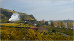 310.23 mit dem Sonderzug 17264 von Wien nach Spitz am 28.10.2016 kurz nach Stein-Mautern in der Wachau.