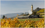 310.23 vom Heizhaus Straßhof bei der Rückfahrt von Spitz nach Wien als 17263 am 28.10.2016 in Dürnstein mit Blick auf das Franzosendenkmal.