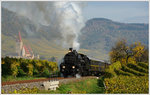 310.23 mit dem Sonderzug 17264 von Wien nach Spitz am 28.10.2016 kurz nach Weißenkirchen in der Wachau aufgenommen.