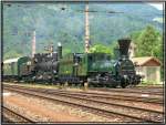 Dampflok 671 und 17c372 fahren in den Bahnhof Mrzzuschlag ein.