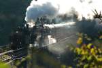 Damspfsonderzug mit 17c 372 und 52.4984 am 16.10.2005 mit Tender voraus bei der berquerung der Stahlbrcke kurz nach dem Bahnhof Rohrbach-Vorau. Bild wurde bei starkem Gegenlicht aufgenommen