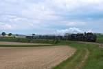 Auf der Fahrt zum Oldtimer Treffen in Ernstbrunn konnten 17c372 und 52 100 kurz nach Wrnitz - Hetzmannsdorf am 01.05.2011 abgelichtet werden.