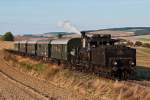 Im schnen, herbstlichen Abendlicht fhrt die BR 17c372 von Ernstbrunn nach Korneuburg.