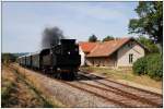 Die ehemalige Wiener Stadtbahnlok 30.33 mit ihrem SR 16253 von Ernstbrunn nach Korneuburg bei der Durchfahrt des ehemaligen Bahnhofes Hetzmannsdorf am 27.9.2009.