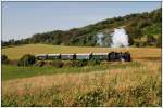 R 16002 von Wien nach Ernstbrunn, ab Korneuburg mit der ehemaligen Wiener Stadtbahnlok 30.33 bespannt, am 27.9.2009 auf der Landesbahn zwischen Korneuburg und Ernstbrunn kurz nach Wetzleinsdorf