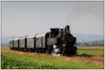 R 16002 von Wien nach Ernstbrunn, ab Korneuburg mit der ehemaligen Wiener Stadtbahnlok 30.33 bespannt, am 27.9.2009 auf der Landesbahn zwischen Korneuburg und Ernstbrunn zwischen Harmannsdorf und