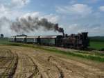 Die starken Regenflle der letzten Tage haben ihre Spuren im Acker hinterlassen. Als Sonderzug fr die ehemalige Wiener Stadtbahnlok 30.33 mit drei grnen Zweiachsern. (29.05.10)