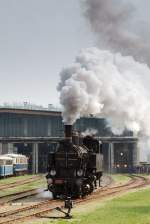 Bei der Saisonerffnung im Heizhaus Strasshof durfte die ehemalige Stadtbahnlokotoive 30.33 ihre Beschleunigungsfhigkeit unter Beweis stellen.
Die drei Lichter der noch im Heizhaus stehenden Lokomotive gehren der 310.23. Links davon erkennt man einen Schienenbus, den Triebwagen 5042.14 und die 2050.02, die alle an diesem Tag in Betrieb waren. (21.04.2013)