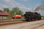 Soeben ist der Nostalgiezug von Wien Praterstern nach Ersntbrunn in Korneuburg angekommen, wo der Lokwechsel von Elektro- auf Dampftraktion gerade stattfindet.