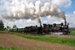 30.33 und 93.1420 mit SEZ 14818, unterwegs zum Oldtimer Treffen 2013 in Ernstbrunn, am 05.05.2013, kurz nach dem Verlassen der Haltestelle in Mollmannsdorf.