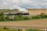 Die Dampfloks 30.33 und 93.1420 mit ihrem Zug zum Oldtimertreffen nach Ernstbrunn, kurz nach Hetzmannsdorf.