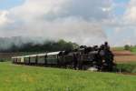 30 33 und 93 1420 beschftigte sich an diesem Sonntag mit dem SEZ 14818 von Korneuburg (Ko) nach Ernstbrunn (Erb), hier zum sehen kurz vor dem bersetzen der Eisenbahnkreutzung zwischen Wetzleinsdorf