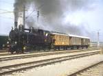 Erinnerungen an Strasshof/N 1987.Ein Zug der Wiener Stadtbahn mit Lok 30.33 und Originalwagen,stellt sich den vielen Zuschauern vor (Archiv P.Walter)