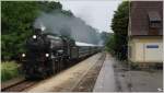 Zwei Dampfsonderzge waren am 18.6.2011 zur Sonnwendfeier 2011 in der Wachau unterwegs.Hier sieht man die B&B Dampflok 33 132 mit dem Sdz R 14262 von Wien Heiligenstadt nach Spitz an der Donau nahe