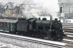 33.132 mit einem Dampfsonderzug bei der Ausfahrt im Bahnhof Gloggnitz. (26.2.2006)