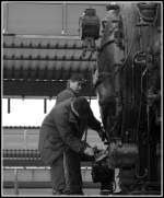 Kleine Fortsetztung zu dem Foto von gestern. Nachdem die Rauchkammer gereinigt wurde, wurde sie wieder fest verschlossen. Aufgenommen am 26.2.2006 am Wiener Sdbahnhof.