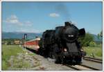 52.4984 am 18.5.2007 mit dem GKB-Plandampfzug R 8555 von Graz nach Wies-Eibiswald, aufgenommen bei der Ausfahrt aus Bergla mit der Koralpe im Hintergrund.